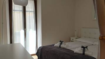 1 camera, una scrivania, Wi-Fi, lenzuola