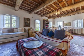 Villa | Wohnbereich | 32-Zoll-Flachbildfernseher mit Kabelempfang