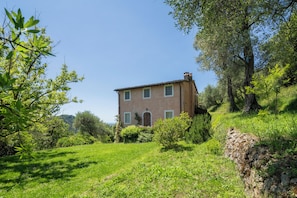 Front of property - La Casa Dei Limoni (Camaiore)