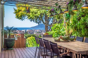 Outdoor dining - Villa BELLA by Terry's Homes (Cannes)