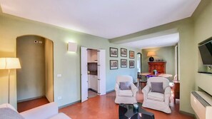 Living area - Piazza Venezia Charming Apartment (Rome)