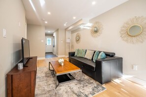 Apartment | 4 bedrooms - Richmond Hill. Spacious 3BR 2living Townhouse (Richmond Hill)