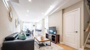 Apartment - Richmond Hill. Spacious 3BR 2living Townhouse (Richmond Hill)
