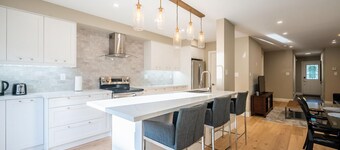 Richmond Hill. Spacious 3BR 2living Townhouse