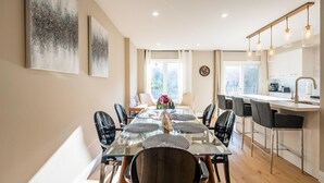 Apartment - Richmond Hill. Spacious 3BR 2living Townhouse (Richmond Hill)