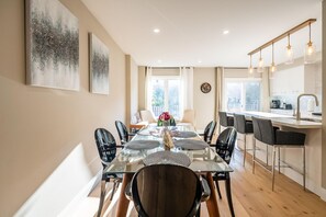 Apartment | 4 bedrooms - Richmond Hill. Spacious 3BR 2living Townhouse (Richmond Hill)