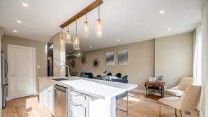Apartment - Richmond Hill. Spacious 3BR 2living Townhouse (Richmond Hill)