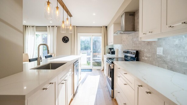 Apartment - Richmond Hill. Spacious 3BR 2living Townhouse (Richmond Hill)