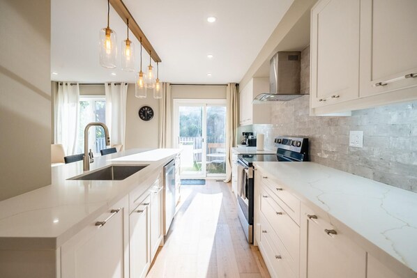 Apartment | 4 bedrooms - Richmond Hill. Spacious 3BR 2living Townhouse (Richmond Hill)