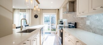 Richmond Hill. Spacious 3BR 2living Townhouse