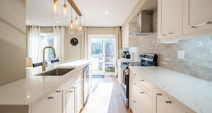 Richmond Hill. Spacious 3BR 2living Townhouse