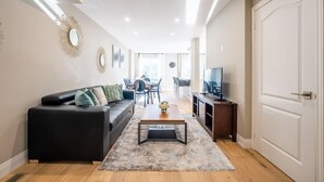 Apartment - Richmond Hill. Spacious 3BR 2living Townhouse (Richmond Hill)
