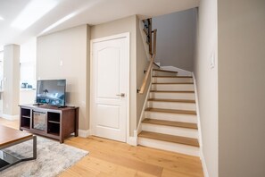 Apartment | 4 bedrooms - Richmond Hill. Spacious 3BR 2living Townhouse (Richmond Hill)