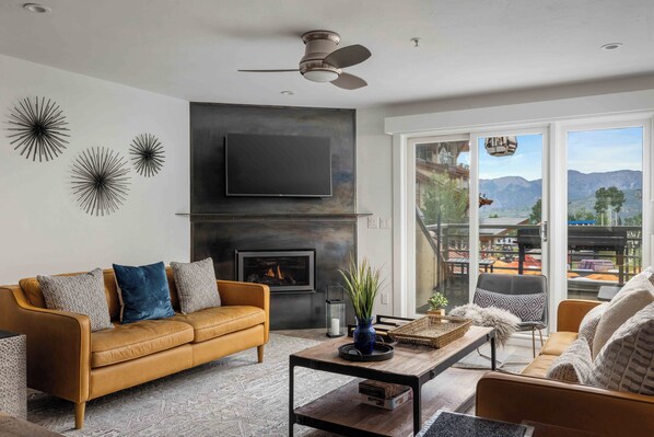 Smart TV, fireplace