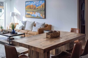 Smart TV y chimenea 