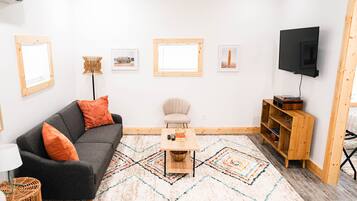 Smart-tv, böcker, ett musikbibliotek och en stereo