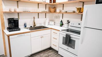 Kylskåp, mikrovågsugn, ugn och spishäll