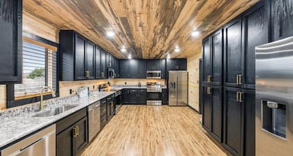 9 Bed&Ensuite Bath ~ Theatre ~ Game Room ~ Fire Pit~Dogs