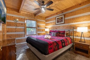 2 bedrooms, free WiFi, bed sheets - 1mi From Parkway ~ Hot Tub ~ Fire Place (Gatlinburg)