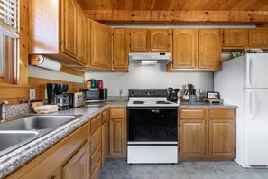 Fridge, microwave, oven, stovetop - 1mi From Parkway ~ Hot Tub ~ Fire Place (Gatlinburg)