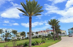 Property grounds - The Beach Pad: Bayside Serenity with Unforgettable Views.  Pet-Friendly! (Galveston)