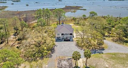 Bank fishing, kayaks , hiking, bikes ,full gym and old florida personality .