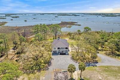 Bank fishing, kayaks , hiking, bikes  ,full gym  and old florida personality .