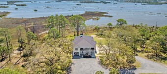 Bank fishing, kayaks , hiking, bikes ,full gym and old florida personality .