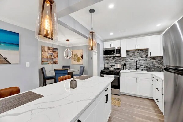 Réfrigérateur, micro-ondes, plaque de cuisson, cafetière/bouilloire