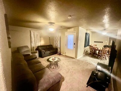 4 Bed/2 Bath Quiet SE Ranch Style home