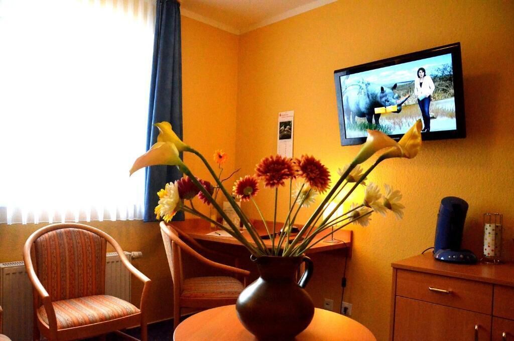 Escritorio, espacio para trabajar con laptop y cortinas blackout 