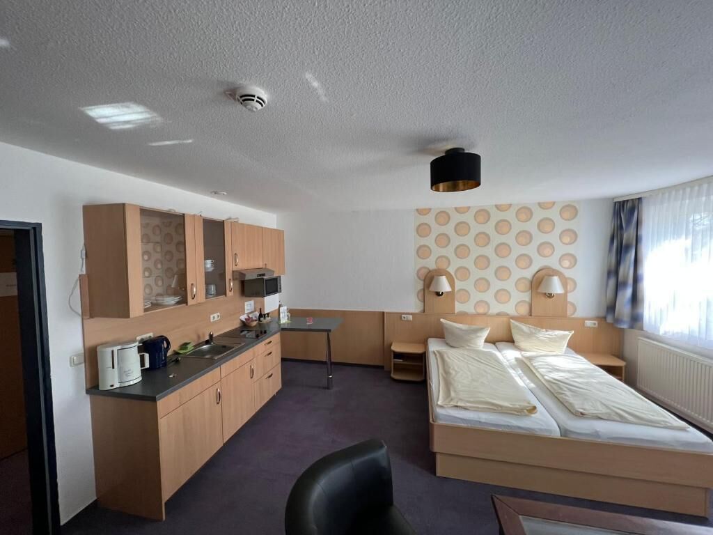 Escritorio, espacio para trabajar con laptop y cortinas blackout 