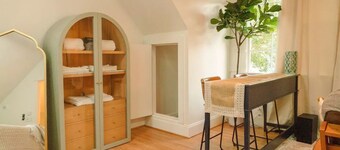 Amazing Studio Guesthouse, in beautiful Columbia Lake community suburb.