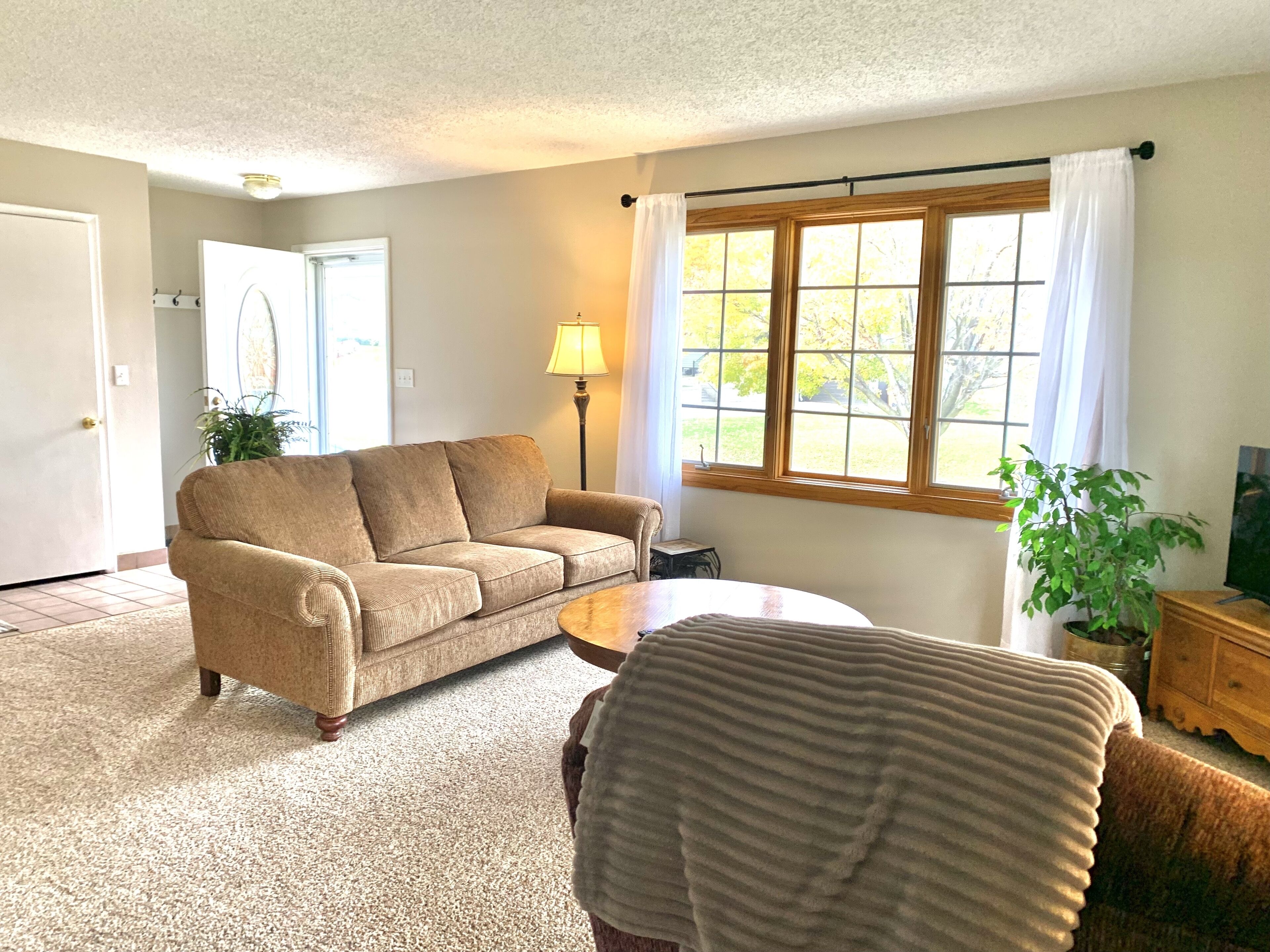 Cozy family friendly home, with large private backyard. Two family rooms.