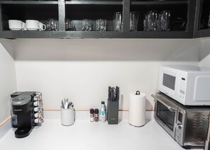 冷蔵庫、コーヒー / ティーメーカー、調理器具と食器、ペーパータオル
