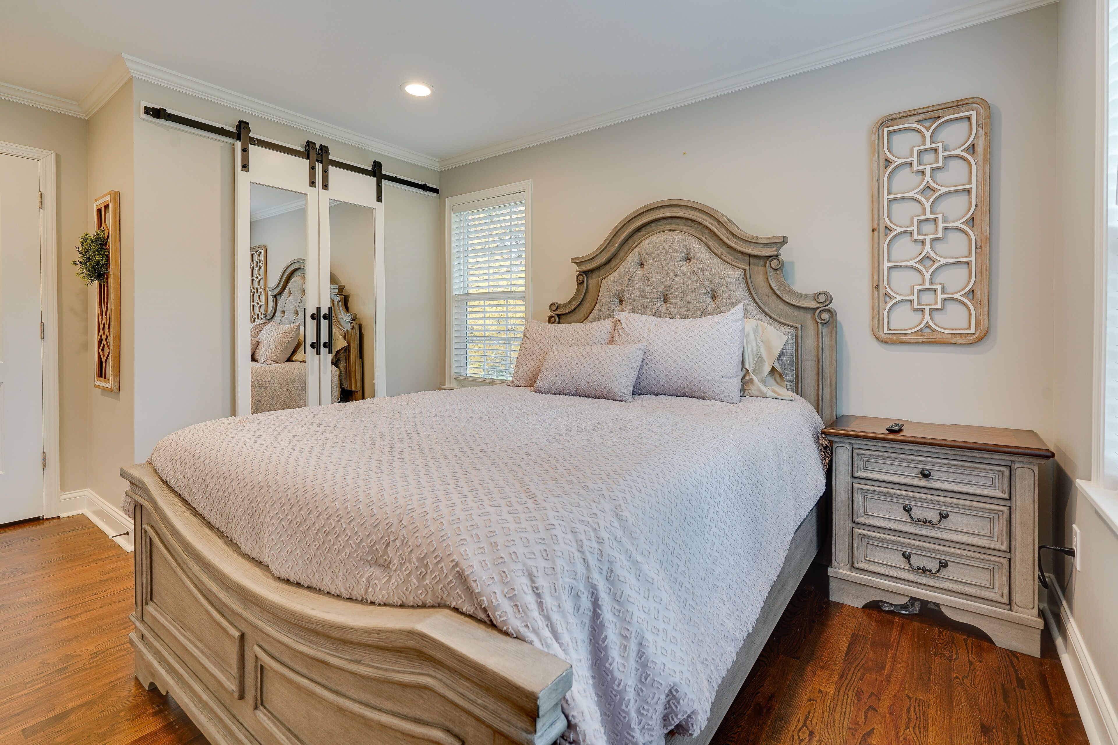 5 bedrooms, desk, iron/ironing board, WiFi