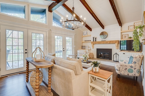 Powell Home w/ Fire Pit - 5 Mi to Columbus Zoo!