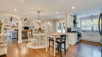 Réfrigérateur, micro-ondes, plaque de cuisson, lave-vaisselle