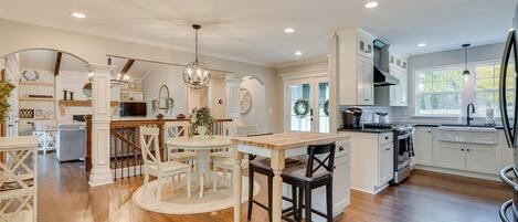 Køleskab, mikrobølgeovn, kogeplade, opvaskemaskine