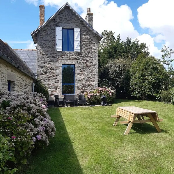 Outdoor dining - Maison Bretagne Piscine Chauffée (Tréguennec)