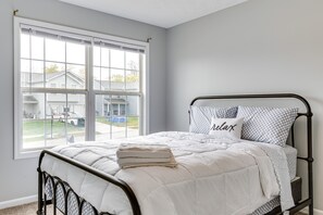 3 bedrooms, desk, iron/ironing board, internet