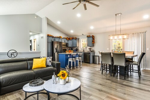 Cozy Ohio Home - Deck, Arcade Games & Near Golfing