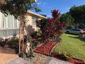 Property grounds - Private room in upscale house near beach and park with a lake  (Hollywood)