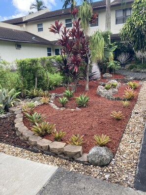 Property grounds - Private room in upscale house near beach and park with a lake  (Hollywood)