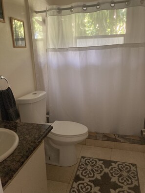 Bathroom - Private room in upscale house near beach and park with a lake  (Hollywood)