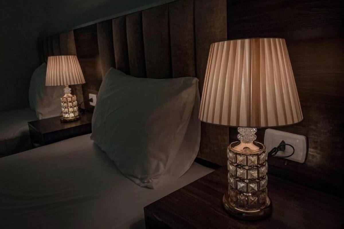 Deluxe Twin Room, Multiple Beds, Non Smoking | Minibar, in-room safe, blackout drapes, WiFi (free)