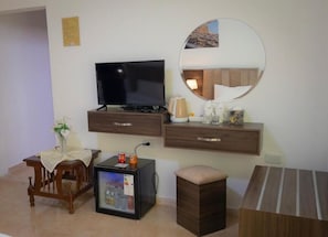Minibar, in-room safe, blackout curtains, free WiFi - Petra jewel luxury hotel  (Wadi Musa)