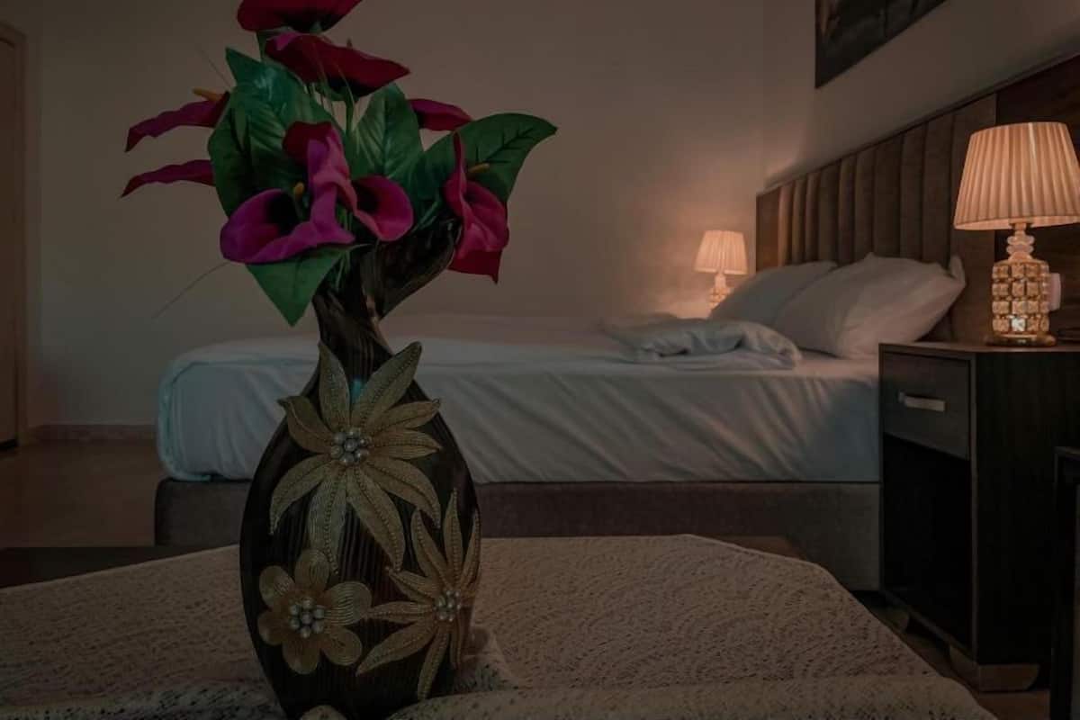 Junior Suite, 1 King Bed, Non Smoking | Minibar, in-room safe, blackout drapes, WiFi (free)