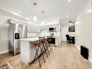 Frigorífico, microondas, horno y placa de cocina