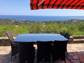 Outdoor dining - Villa vue Exceptionnelle sur le Golfe de Saint-tropez - 18 Pers - 7 Chambres (Roquebrune-sur-Argens)